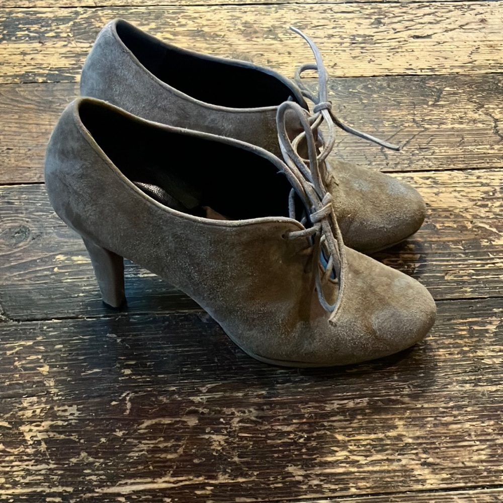 kate spade lace up pumps. grey suede.